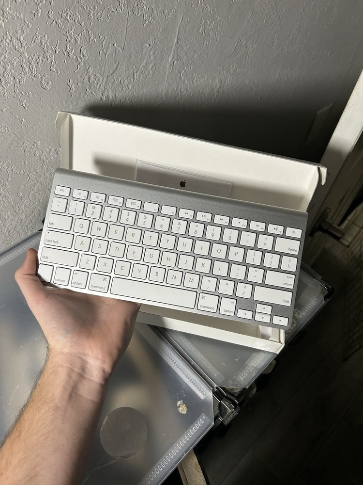 Apple Magic A1314 Bluetooth Wireless Aluminum Keyboard Silver Tested Working