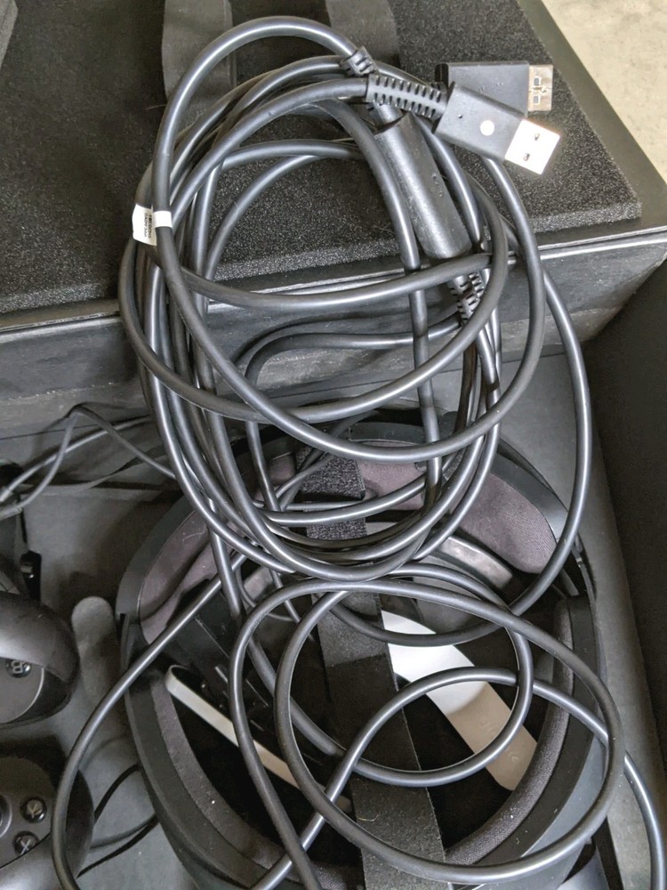 Oculus Rift S PC-Powered VR Gaming Headset Black, Full Set In Box