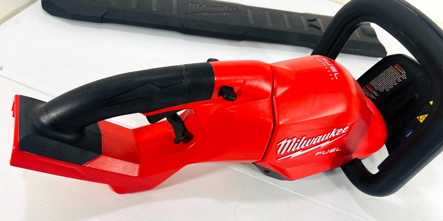 Milwaukee M18 FUEL 24" Hedge Trimmer 3033-20 ***Tool Only****