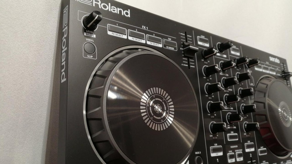 Roland DJ-202 2-Channel DJ Controller – Serato Compatible Performance Mixer -JPN