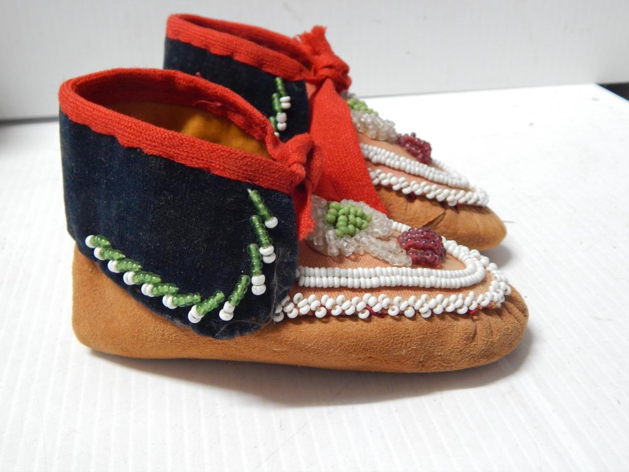 ANTIQUE c1860-80s IROQUOIS INDIAN BEADED CHILD MOCCASINS - CLEANEST WE'VE SEEN