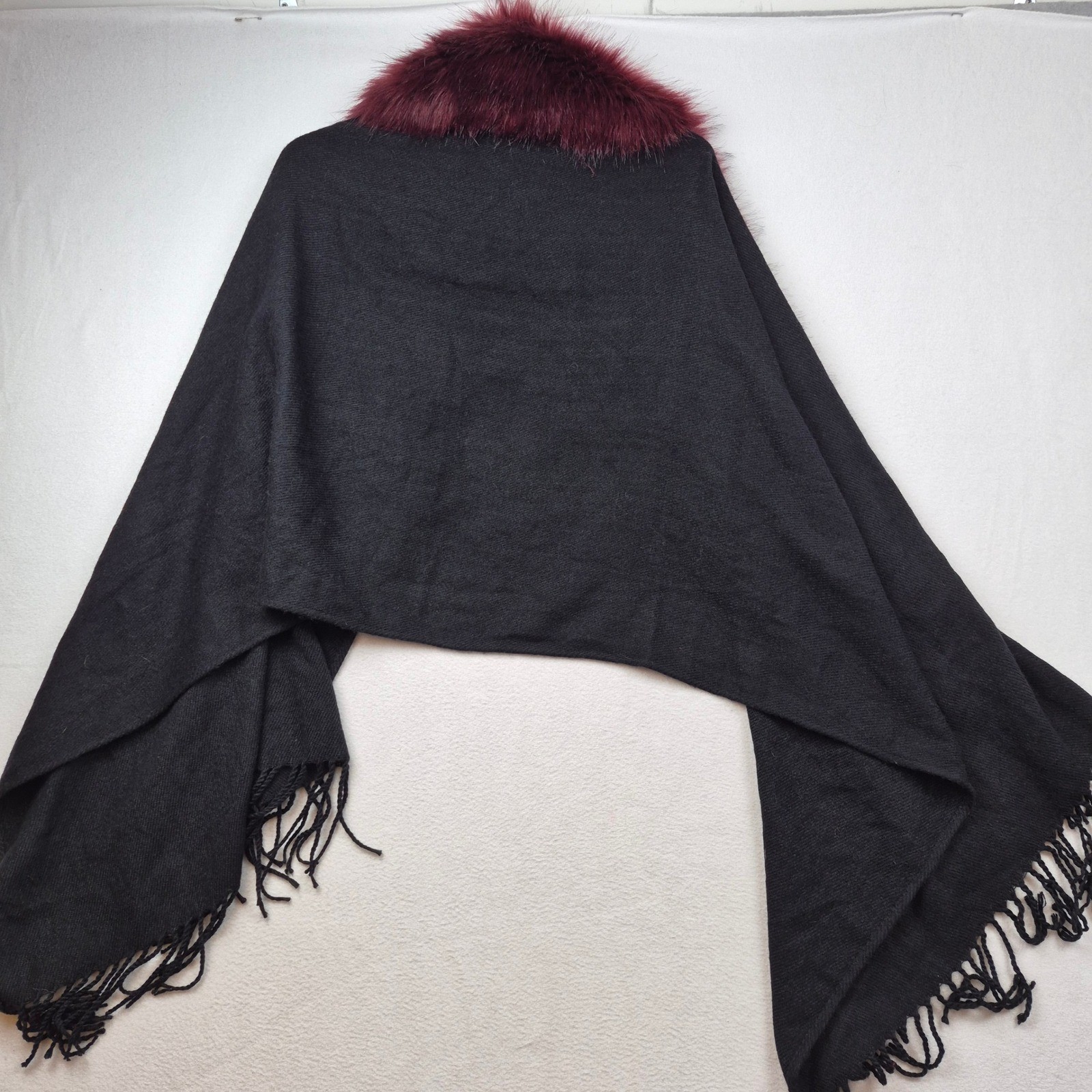 Jessica McClintock Faux Fur Trimmed Shawl Wrap Scarf Black Red Fringe One Size