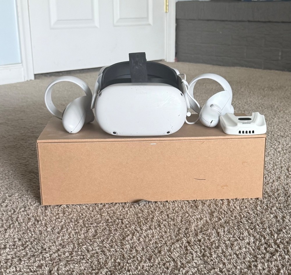 Meta Quest 2 256GB Includes headset, controllers and fan