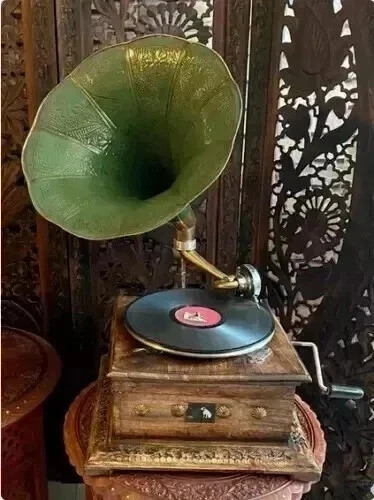 Vintage Gramophone, Fully Functional Working Phonograph, win-up record player
