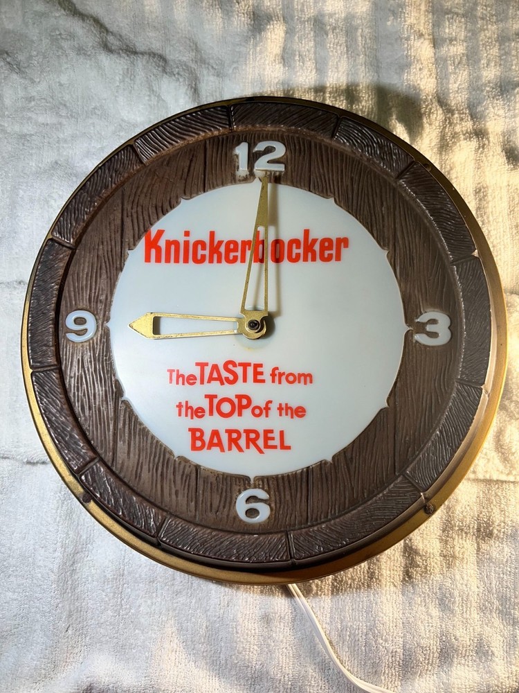 Knickerbocker Beer Lighted Clock in Great Condition!