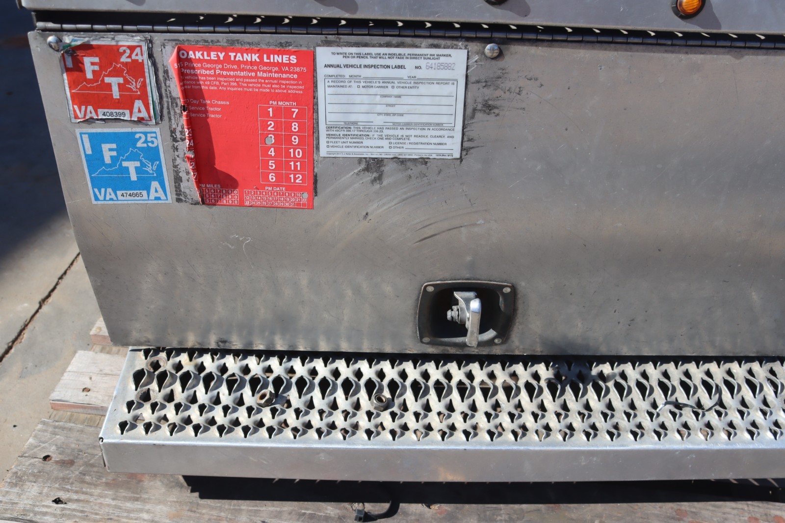 2013-2017 PETERBILT 579 BATTERY TRAY BOX FRAME HOLDER OEM