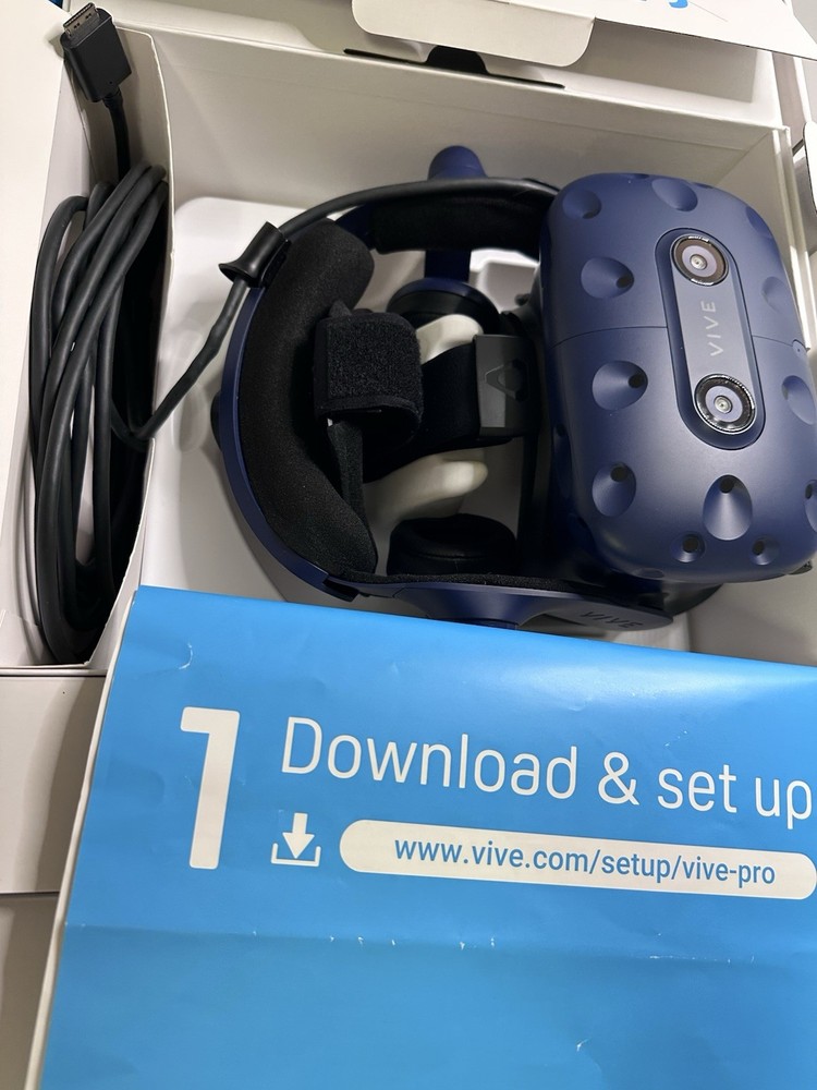 HTC VIVE Pro Headset 2.0 Pro Controllers & 2.0 Base Stations VR Full Kit Set CIB