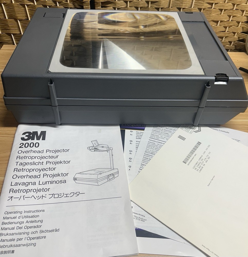 3M Compact Folding Portable Overhead Projector 2000 AG Carrying Case Tabletop