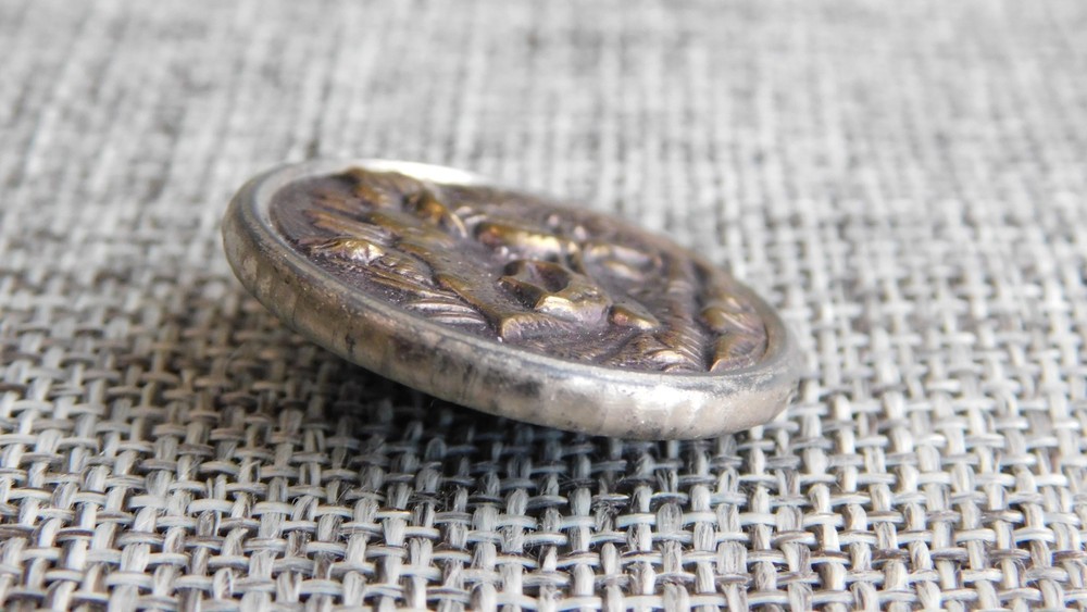 Antique Vtg Button Aprx: 1" #709-D