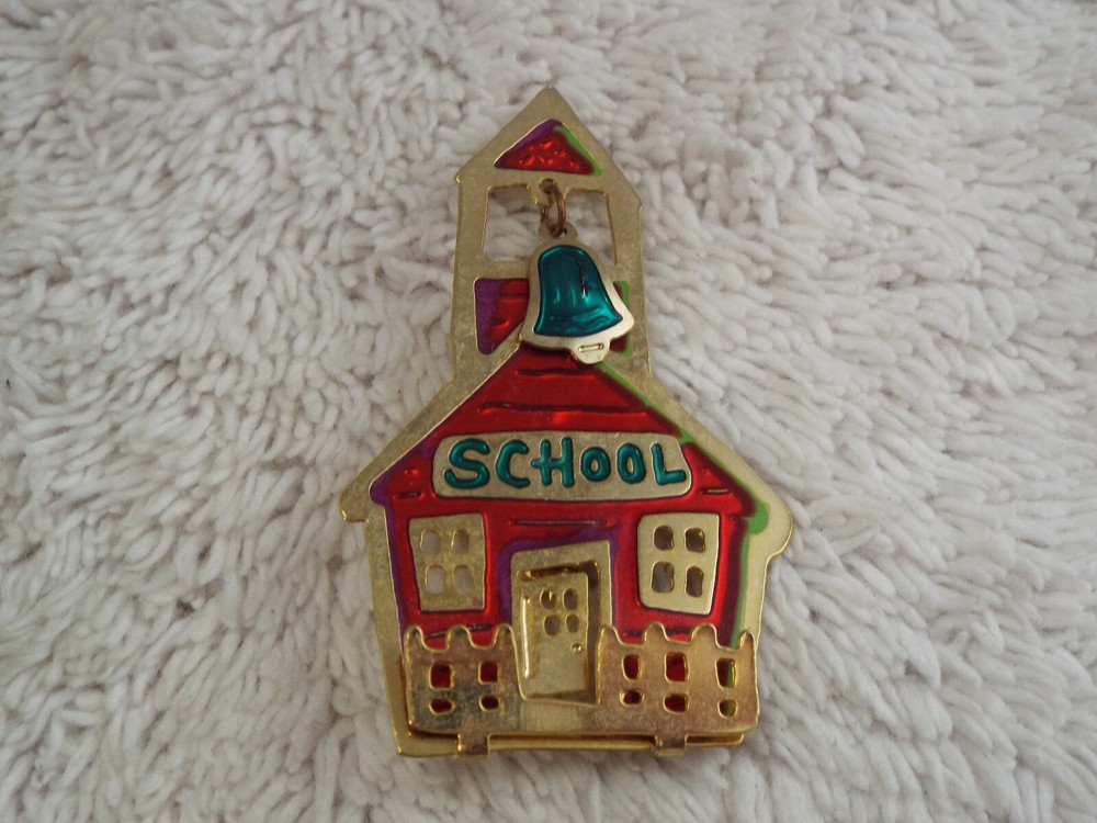 Red School House Pin (D66)