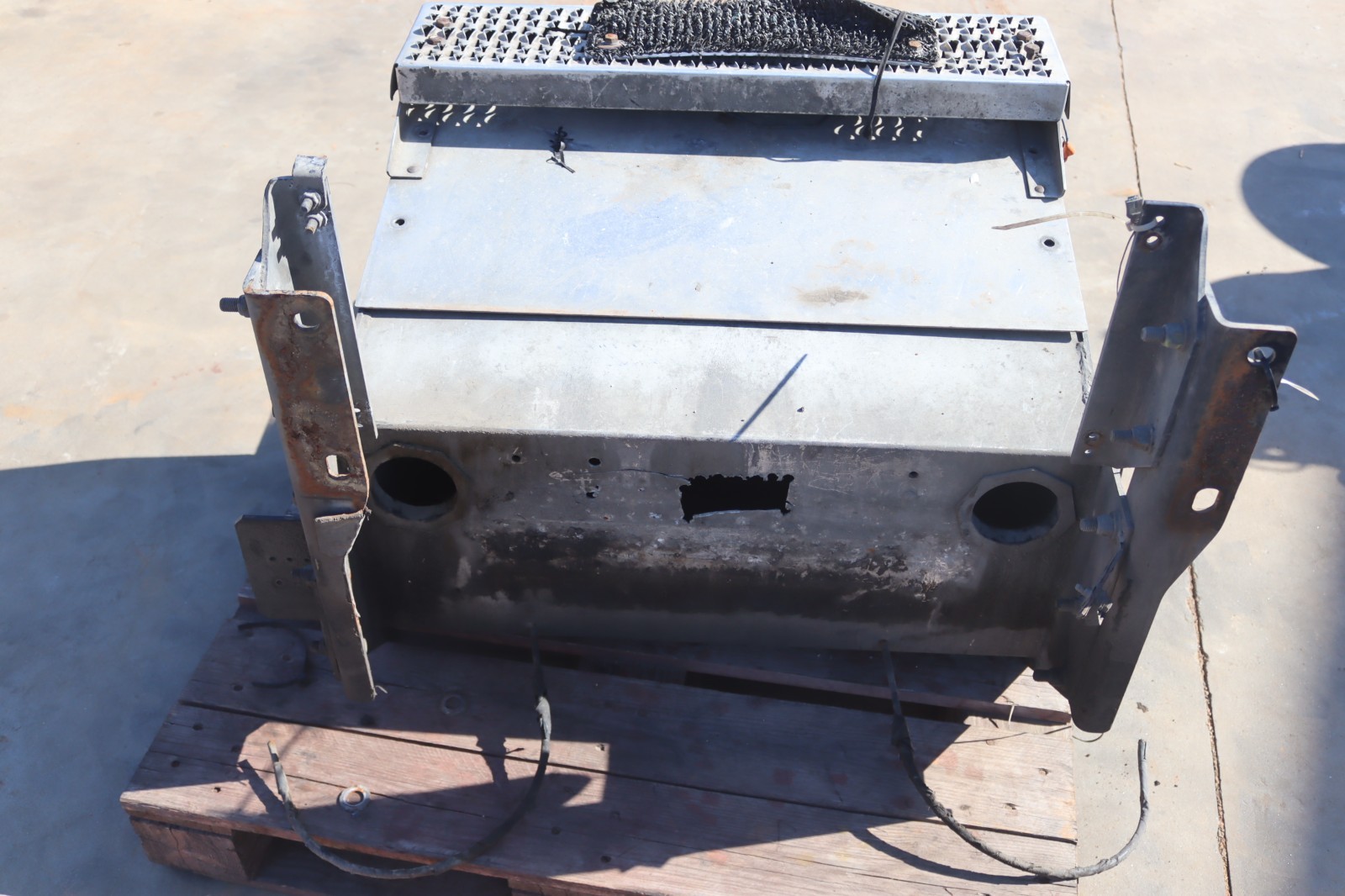 2013-2017 PETERBILT 579 BATTERY TRAY BOX FRAME HOLDER OEM