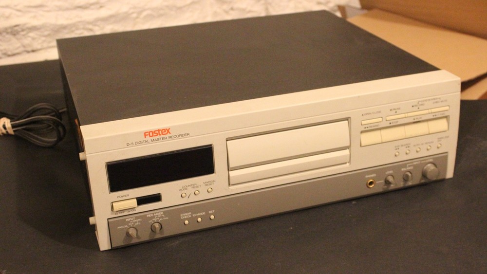 Fostex D-5 Digital Master Recorder/Professional DAT Machine-Working