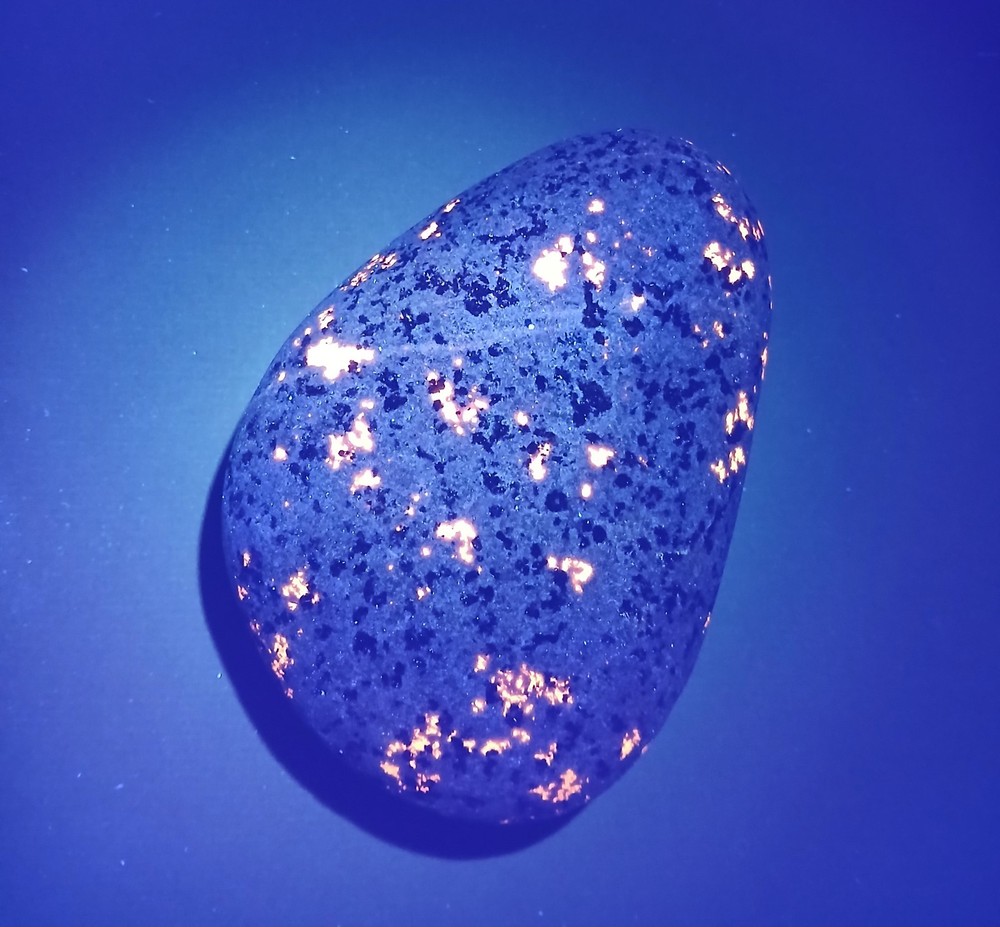 Fluorescent Sodalite ( Yooperlite ) 1 Pound 4 Ounce. Large and Bright Stone