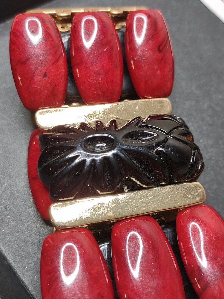 Nice Plastic Bead Red And Black Stretch Bracelet