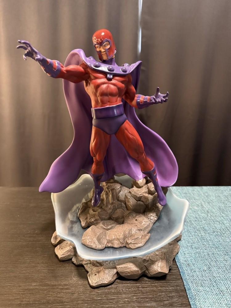 Diamond Select Marvel Premier Collection Magneto Statue #286/3000
