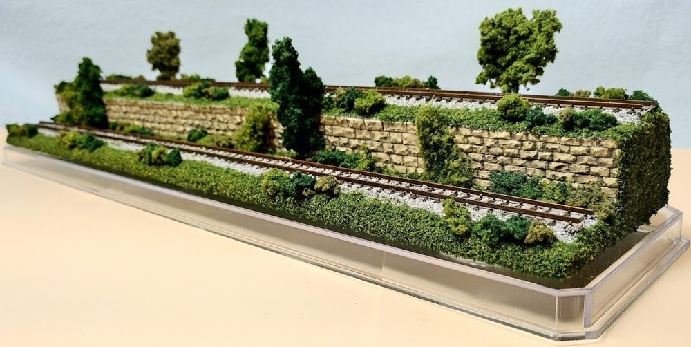 N SCALE 16" 2-LEVEL -SUMMER SCENE-DISPLAY CASE -FOR ANY N TRAINS
