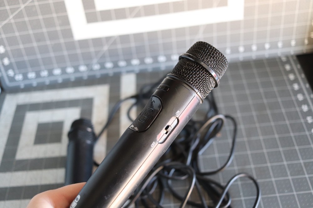 Singing Machine Karaoke Wired Microphone Pair/used/excellent condition/set only