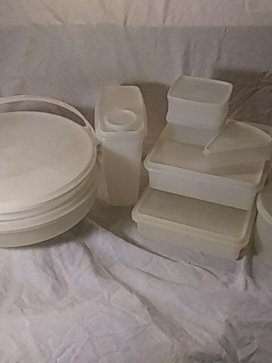 10 Piece Clear Tupperware Set With Lids.