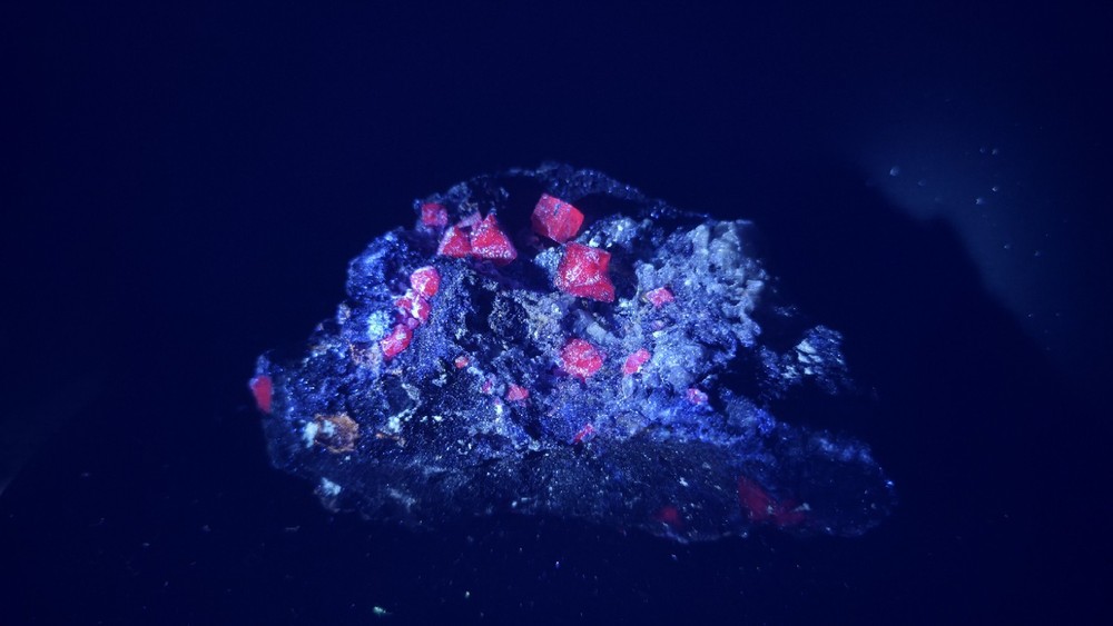UV Reactive Cubic Fluorite 652g