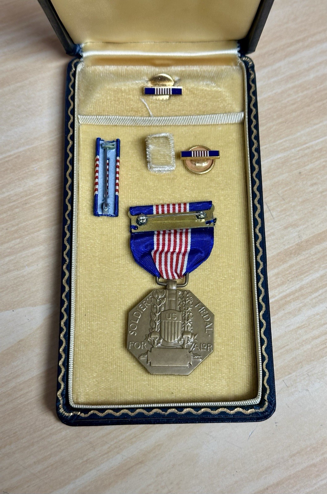 WWII US SOLDIERS MEDAL CASED SET