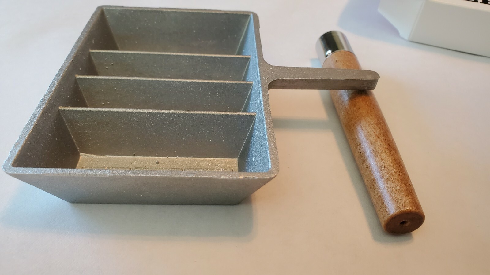 Lee 90029 Ingot 4 Cavity Mold w/Wood Handle Casts 1/2 lb/1 lb Ingots Rustproof