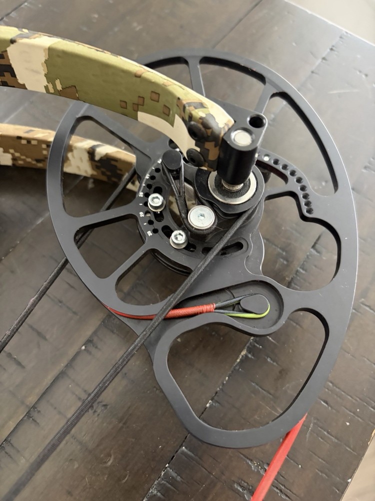 Bowtech Solution Rh 24.5-30” 70 Lbs New String Excellent Condition