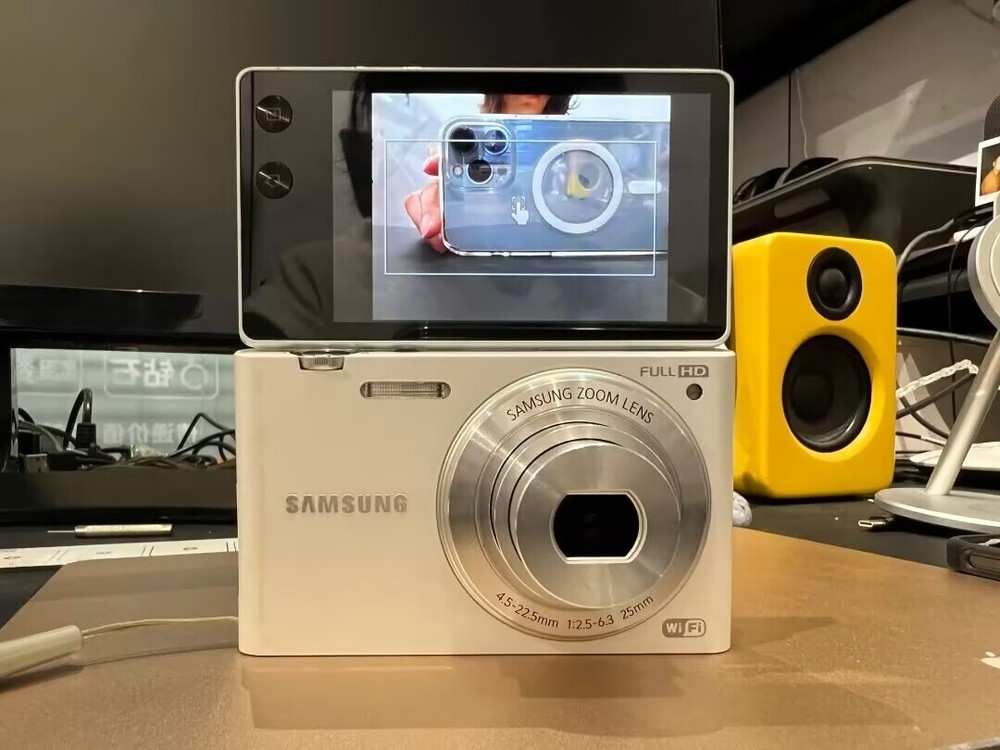 Samsung MV900F 16MP WiFi Compact Camera -180° Flip Touchscreen CCD