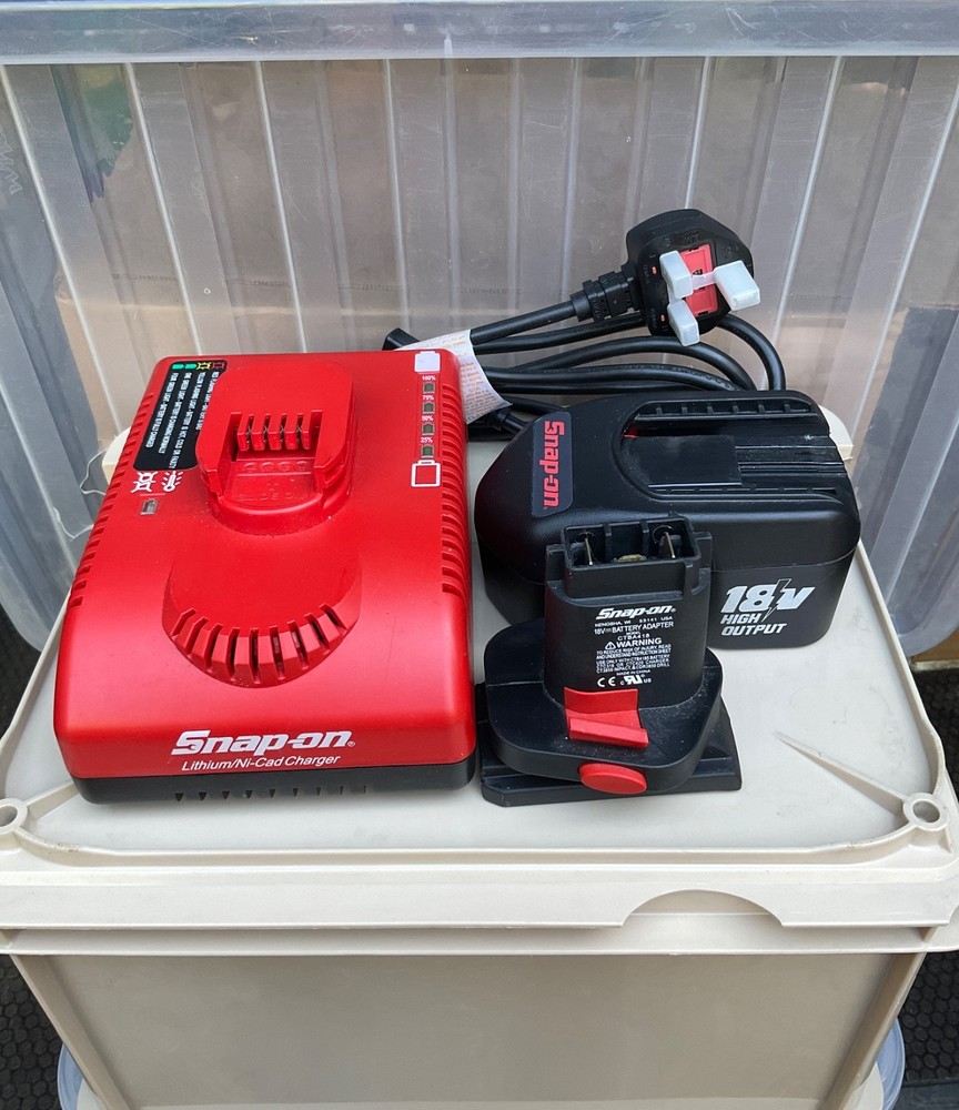 Snap-On Versavolt Model CTPS3918 Cordless Air Compressor & Case & Light