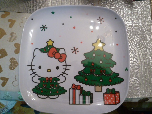 4 NWT Christmas HELLO KITTY plastic 10"" x 10" plates