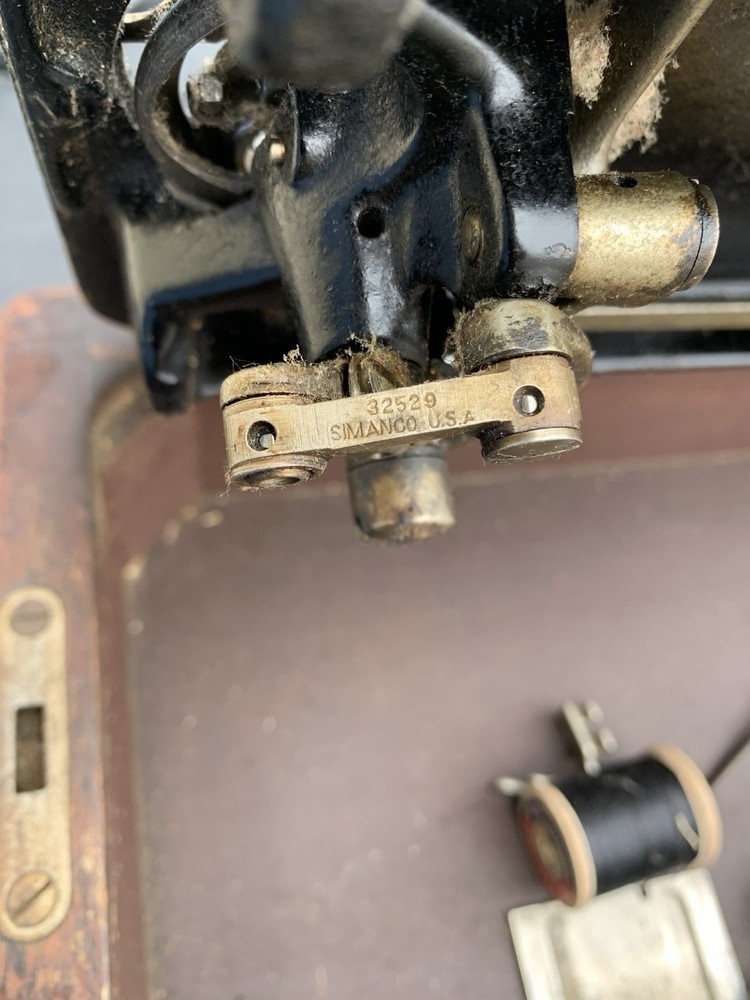 Antique Singer Sewing Machine 1930s W/ Case