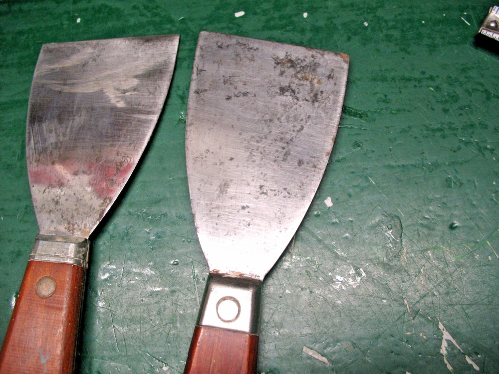 RED DEVIL PUTTY KNIVES (2) ANGLED 3'' BLADES ONE STIFF ONE FLEXIBLE