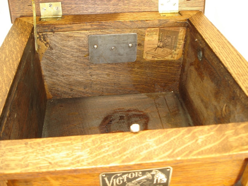 Victor V Phonograph