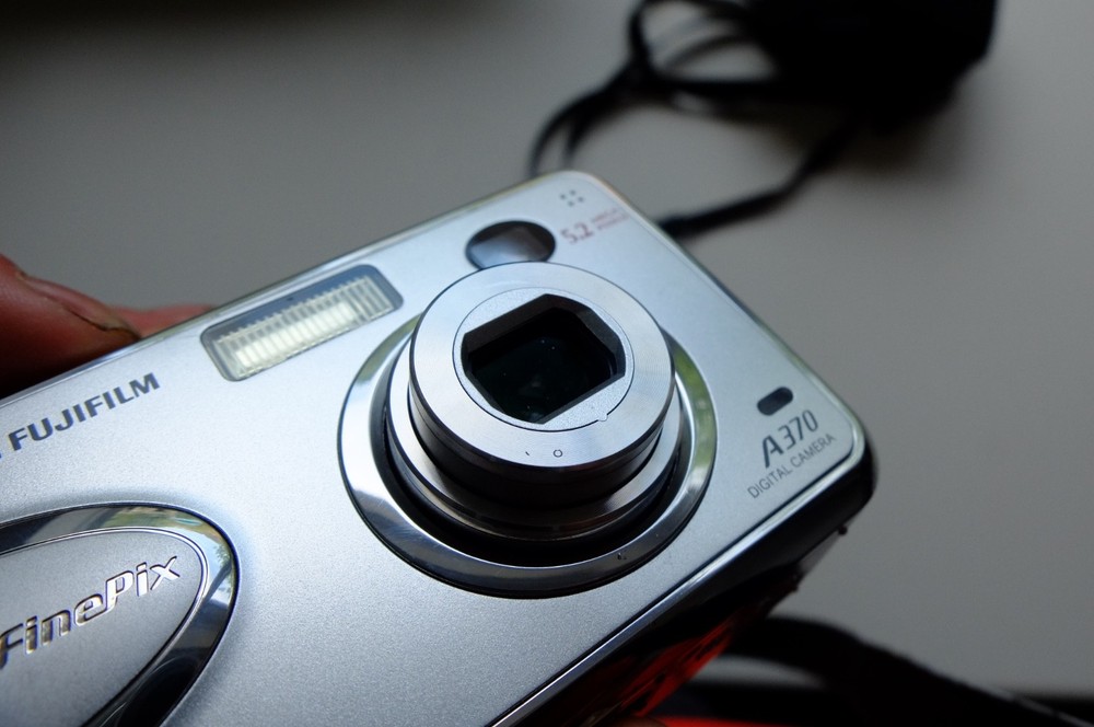 Fujifilm FinePix A370 5.2MP Compact Digital Camera + Case No Memory card Working