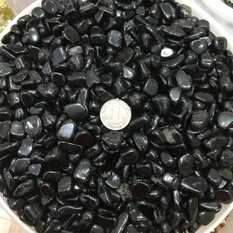 Natural obsidian gravel