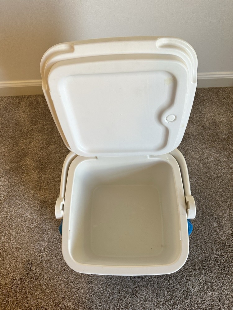 Igloo Ice Cube 12 Quart 14 Can Plastic Cooler With Top Tray Handle