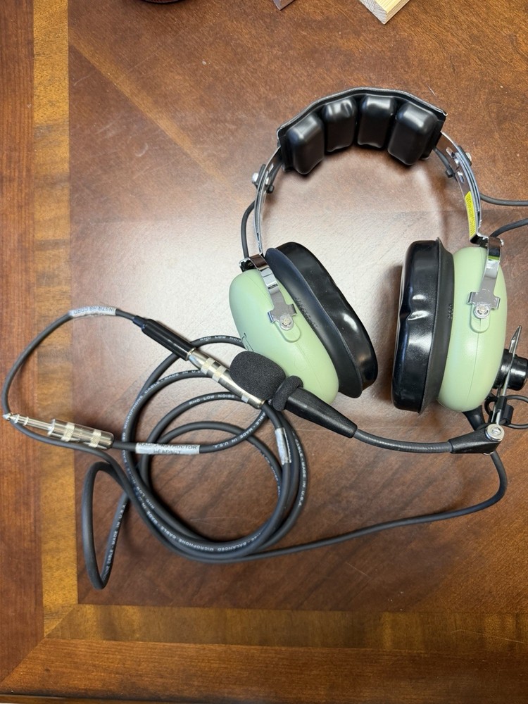 David Clark Pilot’s Flight Headset. In Like New Condition.