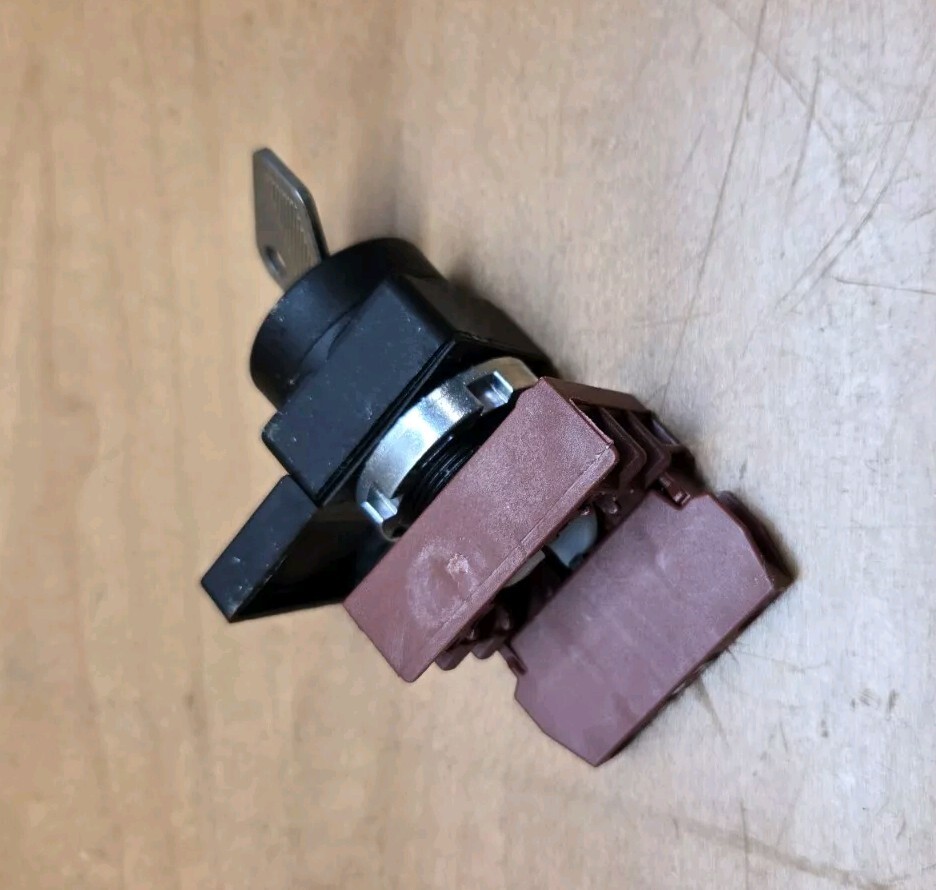 General Electric 2-Position Key Maintained Selector Switch, P9B10VN bmc BIN20