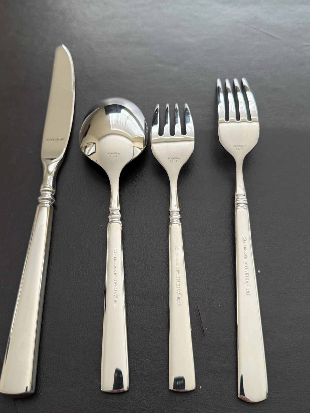 Oneida EASTON 18/10 Shiny Stainless Flatware 20 PC Set Service for 4 NEW IN BOX