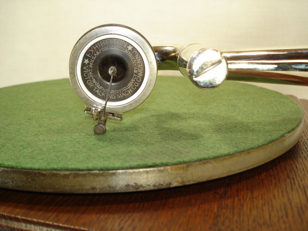 Victor V Phonograph