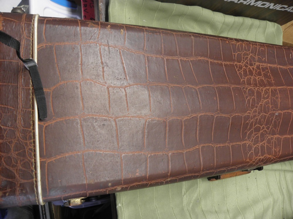ALLIGATOR STYLE BROWN VIOLIN CASE