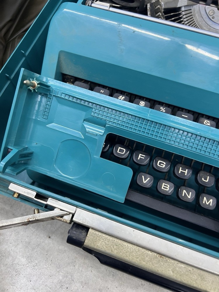 Teal Olivetti Studio 45 Elite Typewriter with Teal Case
