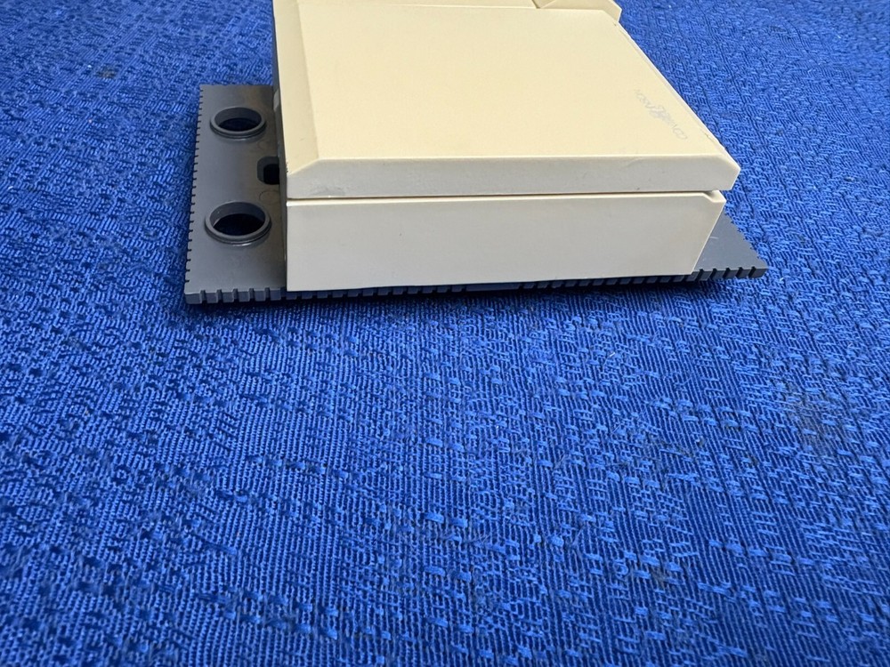 Johnson Controls 24-7705-2R2 / TE-6700 Series Wall-Mount Temperature Controller