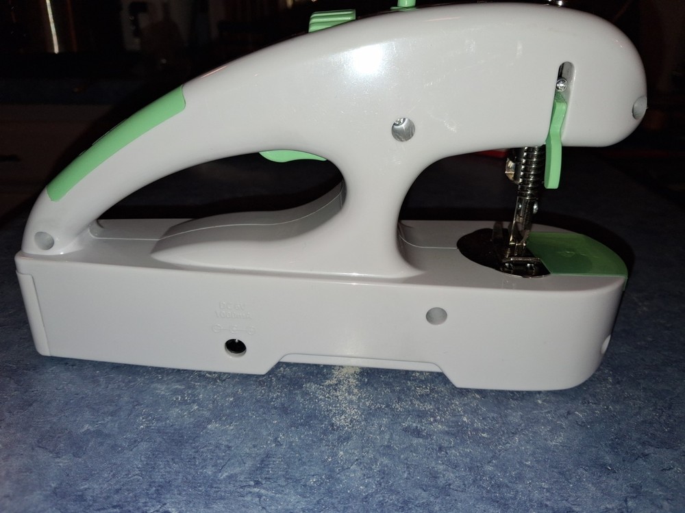 SINGER Stitch Quick Plus Cordless Handheld Portable Mending Machine Working