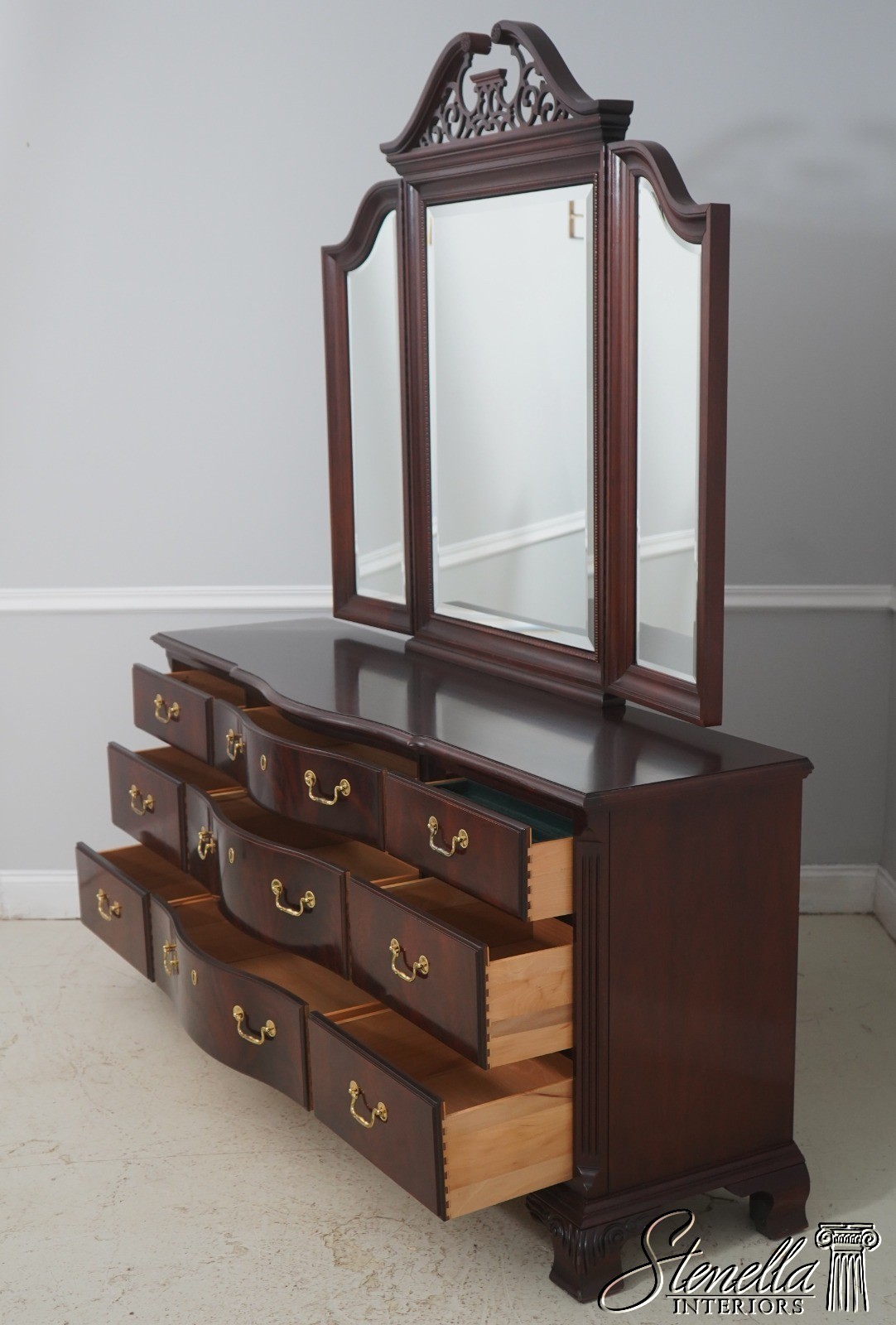 F71791: THOMASVILLE Chippendale Style Mahogany Dresser w. Mirror