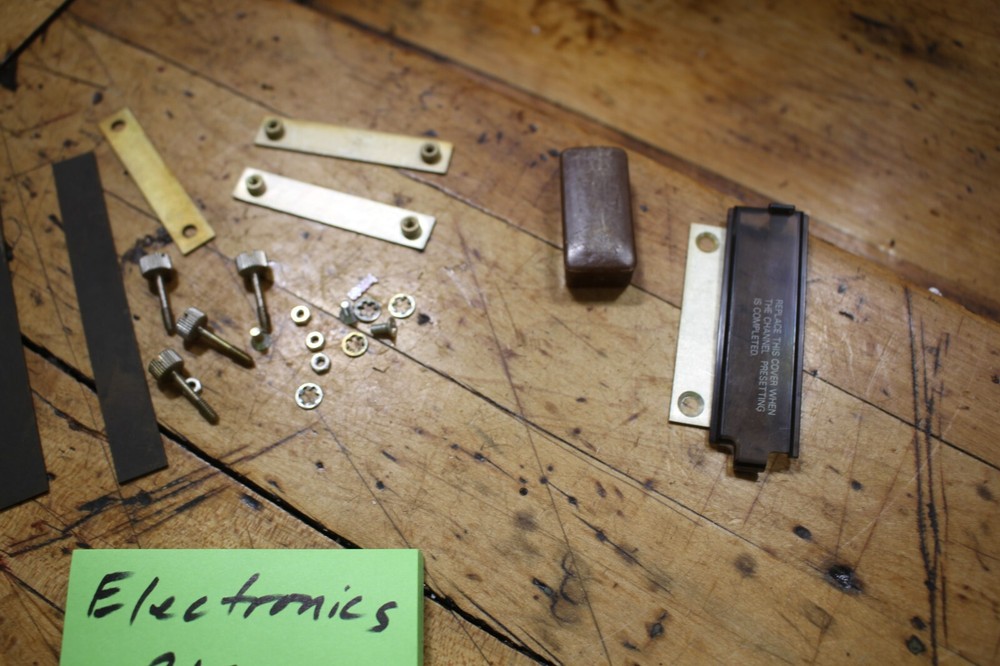 Tiny Electronics THUMBSCREWS, parts