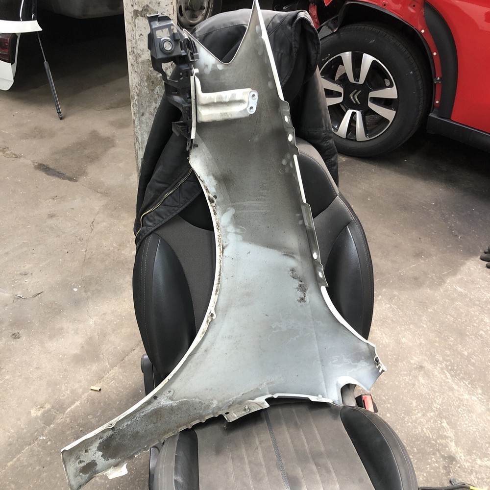 VOLKSWAGEN GOLF driver SIDE WING WHITE 2016 + BRACKET