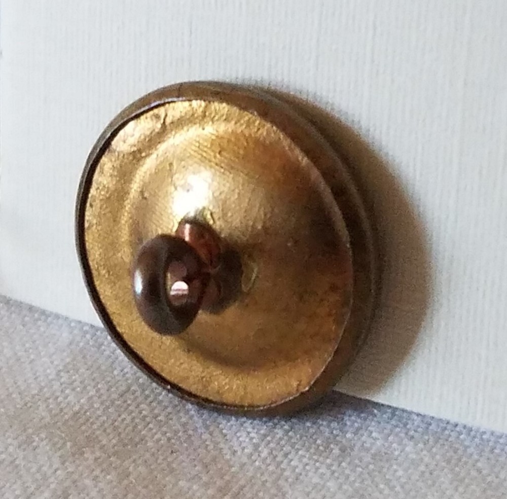 Bb BRASS PIERROT & PIERRETTE ANTIQUE BUTTON Small
