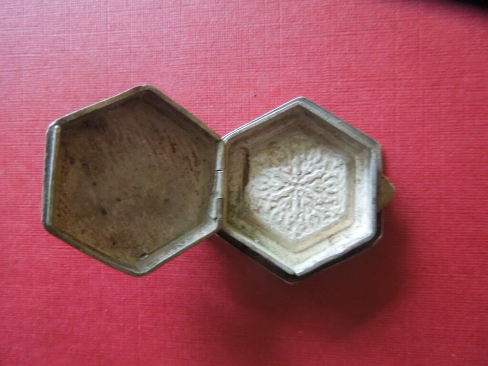 J2663 ANTIQUE MIDDLE EAST MINIATURE TABLE SNUFF BOX SOLID SILVER SEE