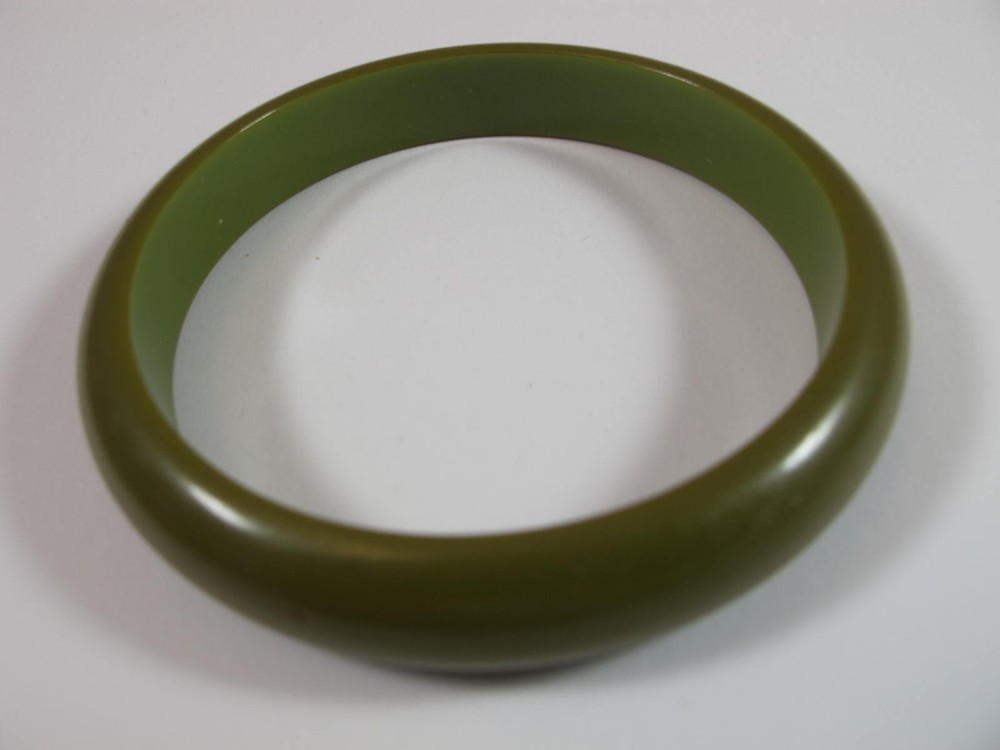 TESTED BAKELITE HALF INCH WIDE GREEN BANGLE BRACELET