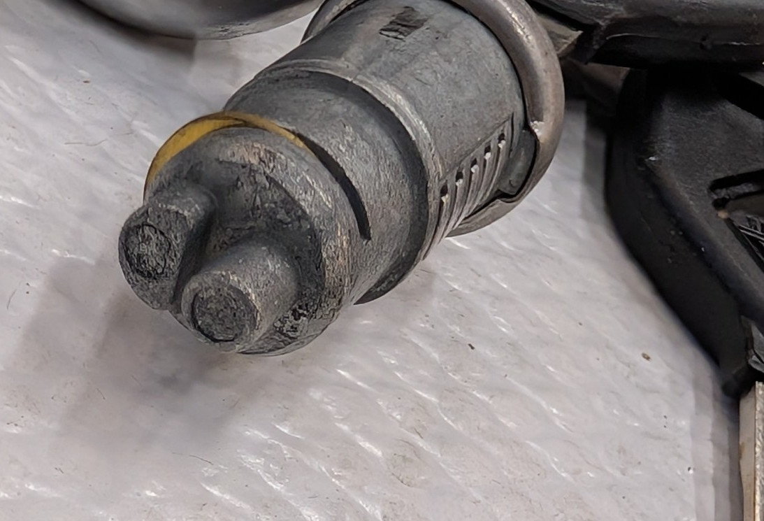 2516590C91 International Ignition Cylinder Doors & 1 Cargo Lock W Keys 4400 8600